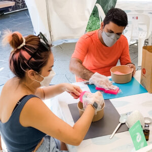 couple-making-bathbomb